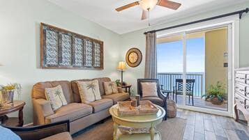 Condo, 2 phòng ngủ (1808) | Khu phòng khách | TV màn hình phẳng 32-inch có truyền hình cáp, TV