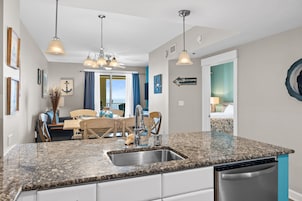 Condo, 2 phòng ngủ (1707) | Bếp riêng | Tủ lạnh, lò vi sóng, lò nướng, bếp nấu 