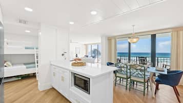 Condo, 2 quartos, de frente para a praia (Tower 2 - 207) | Cozinha privada | Geladeira grande, micro-ondas, fogão, cooktop