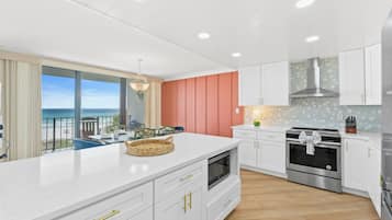 Condo, 2 quartos, de frente para a praia (Tower 2 - 207) | Cozinha privada | Geladeira grande, micro-ondas, fogão, cooktop