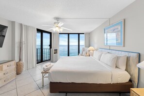 Condo, sacada, vista para a praia | 2 quartos, individualmente decorados, individualmente mobiliados