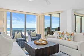 Condo, 2 quartos, de frente para a praia (Tower 2 - 207) | Sala de estar | TV de tela plana 32 polegadas com canais a cabo, TV