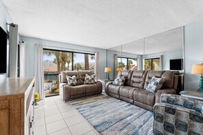 Vila luxo, 2 quartos, vista para o campo de golfe (2714) | Área de estar | TV de tela plana 32 polegadas com canais a cabo, TV