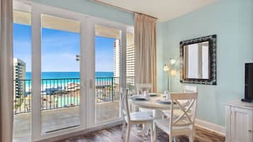 Condo, 2 Bedrooms, Balcony, Ocean View (724) | In-room dining