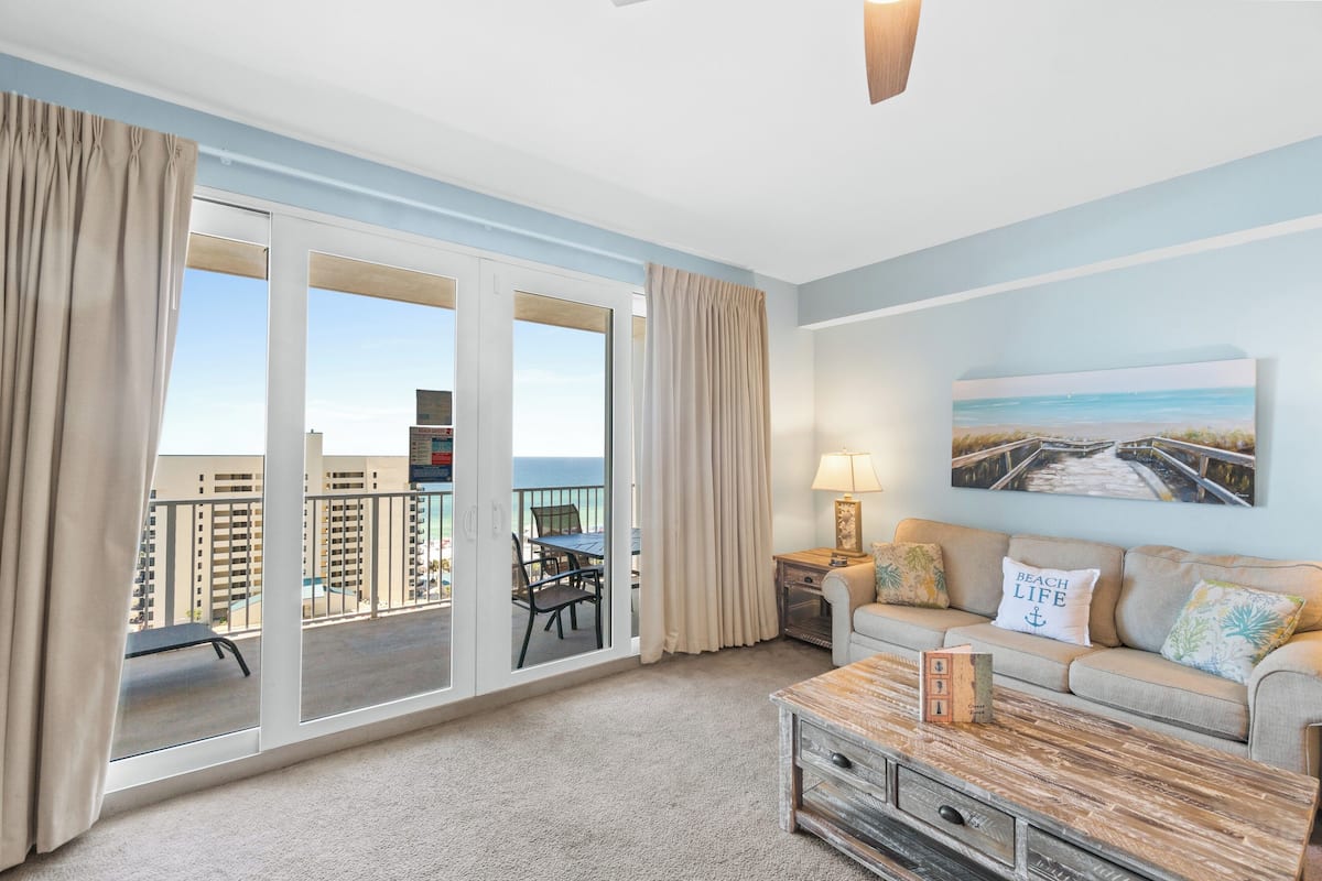 Apartment, 1 Schlafzimmer, Balkon, Meerblick (1117) | Wohnbereich | 32-Zoll-Flachbildfernseher mit Kabelempfang, Fernseher