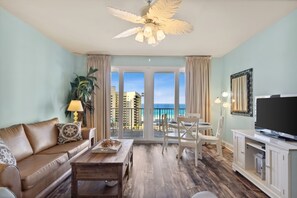 Appartement, 2 slaapkamers, balkon, uitzicht op oceaan (724) | Woonruimte | Een 32-inch flatscreentelevisie met kabelzenders en een televisie