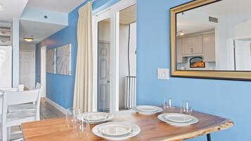 Condo, 3 Bedrooms, Lake View (238) | In-room dining