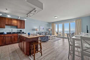 Apartment, 1 Schlafzimmer, Balkon, Meerblick (1518) | Wohnbereich | 32-Zoll-Flachbildfernseher mit Kabelempfang, Fernseher