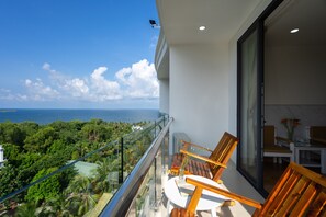 Chambre Deluxe avec lits jumeaux, vue mer | Vue depuis le balcon