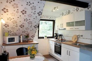 Kjøleskap, mikrobølgeovn, ovn og kaffetrakter/tekoker