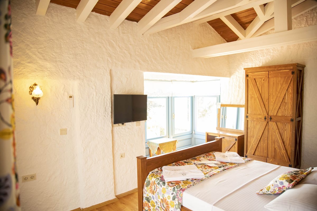 Junior Room | Iron/ironing board, bed sheets