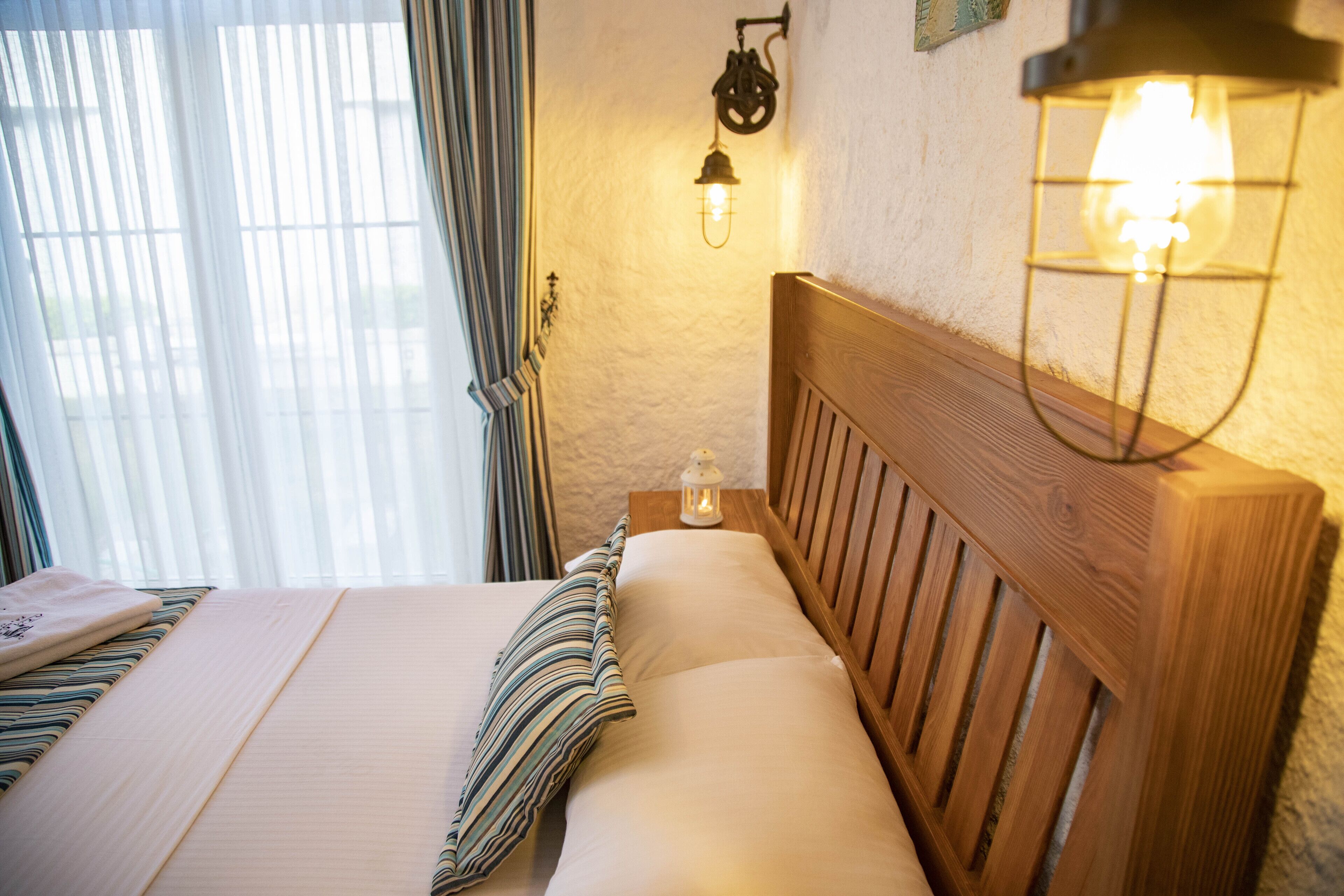 deluxe room | iron/ironing board, bed sheets