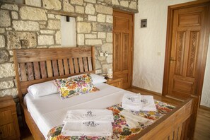 Habitación Deluxe | Tabla de planchar con plancha y ropa de cama