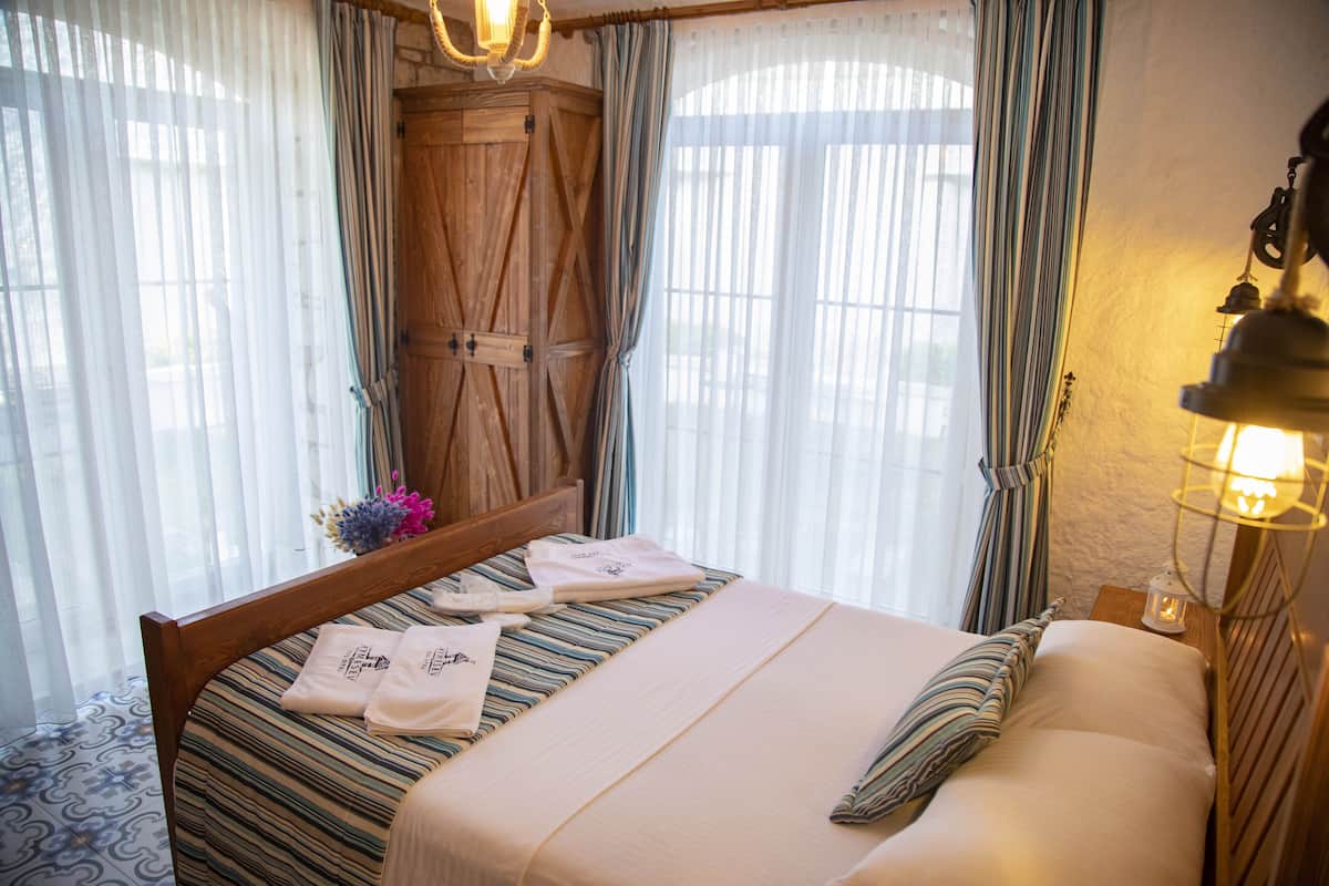 Deluxe Room | Iron/ironing board, bed sheets