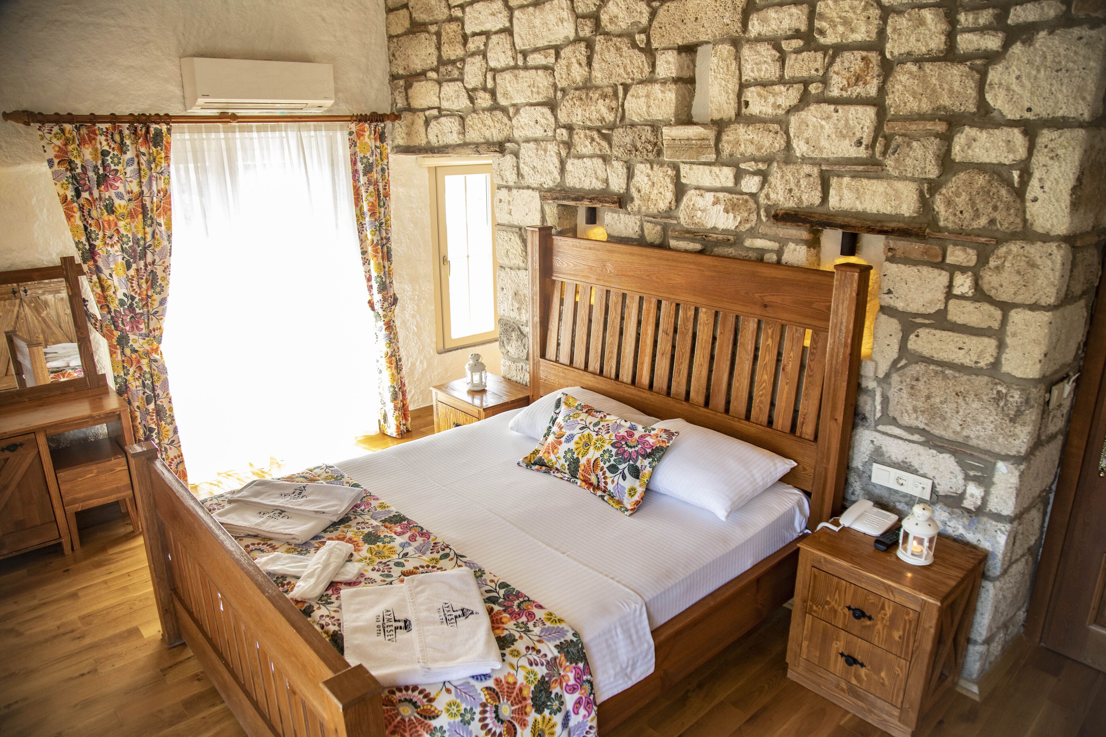 deluxe room | iron/ironing board, bed sheets