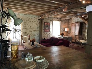 تلفزيون، مدفأة، ستيريو