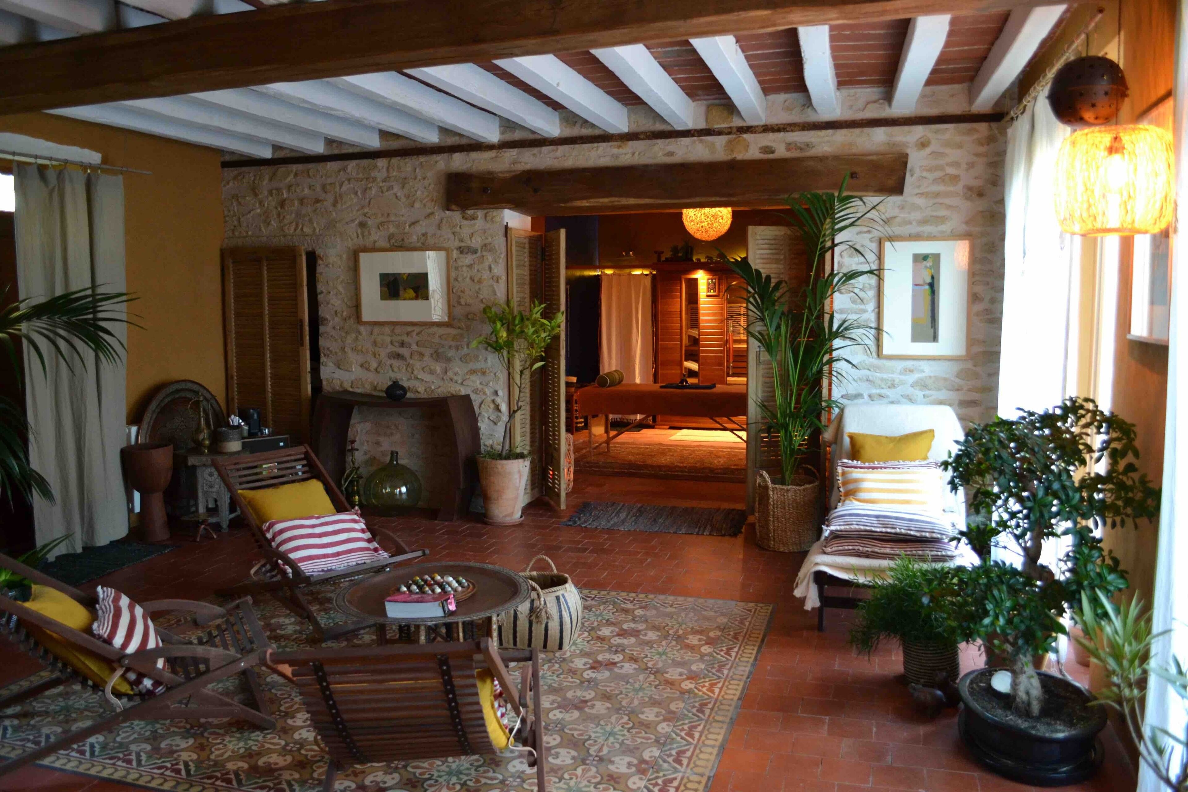 Una sala de estar acogedora con chimenea, muebles de madera y plantas en macetas.