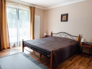 2 chambres, bureau, fer et planche à repasser, accès au Wi-Fi (inclus)