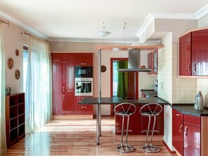 ثلاجة، ميكروويف، موقد طهي مسطح، غسالة أطباق