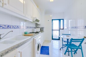 Kühlschrank, Mikrowelle, Geschirrspüler, Wasserkocher