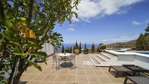 A patio with a pool, outdoor furniture, and a view of the sea. - Finca Stemann - Casa Pascal (Guia de Isora)