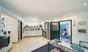 雪櫃、微波爐、焗爐、爐具