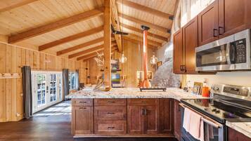 Kylskåp, mikrovågsugn, ugn och spishäll