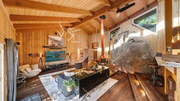 Smart-tv, eldstad, en stereo och datorskärmar