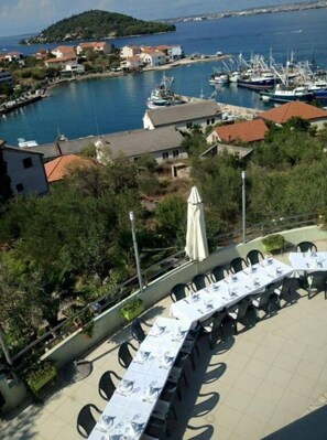 Outdoor dining - Apartment Isabela, Kali, Island Ugljan (Kali)