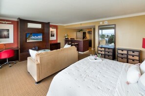 1 bedroom, desk, iron/ironing board, travel cot - @ Marbella Lane - Executive Suite | Steps to Beach (Honolulu)