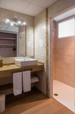 Quarto casal superior, vista para o mar | Banheiro | Chuveiro, secador de cabelo, toalhas de banho, sabonete