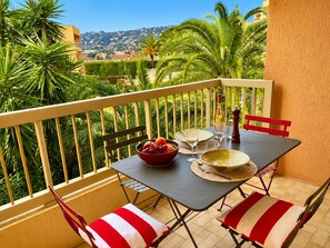 Outdoor dining - l'Appartement Magnolia (Vallauris)