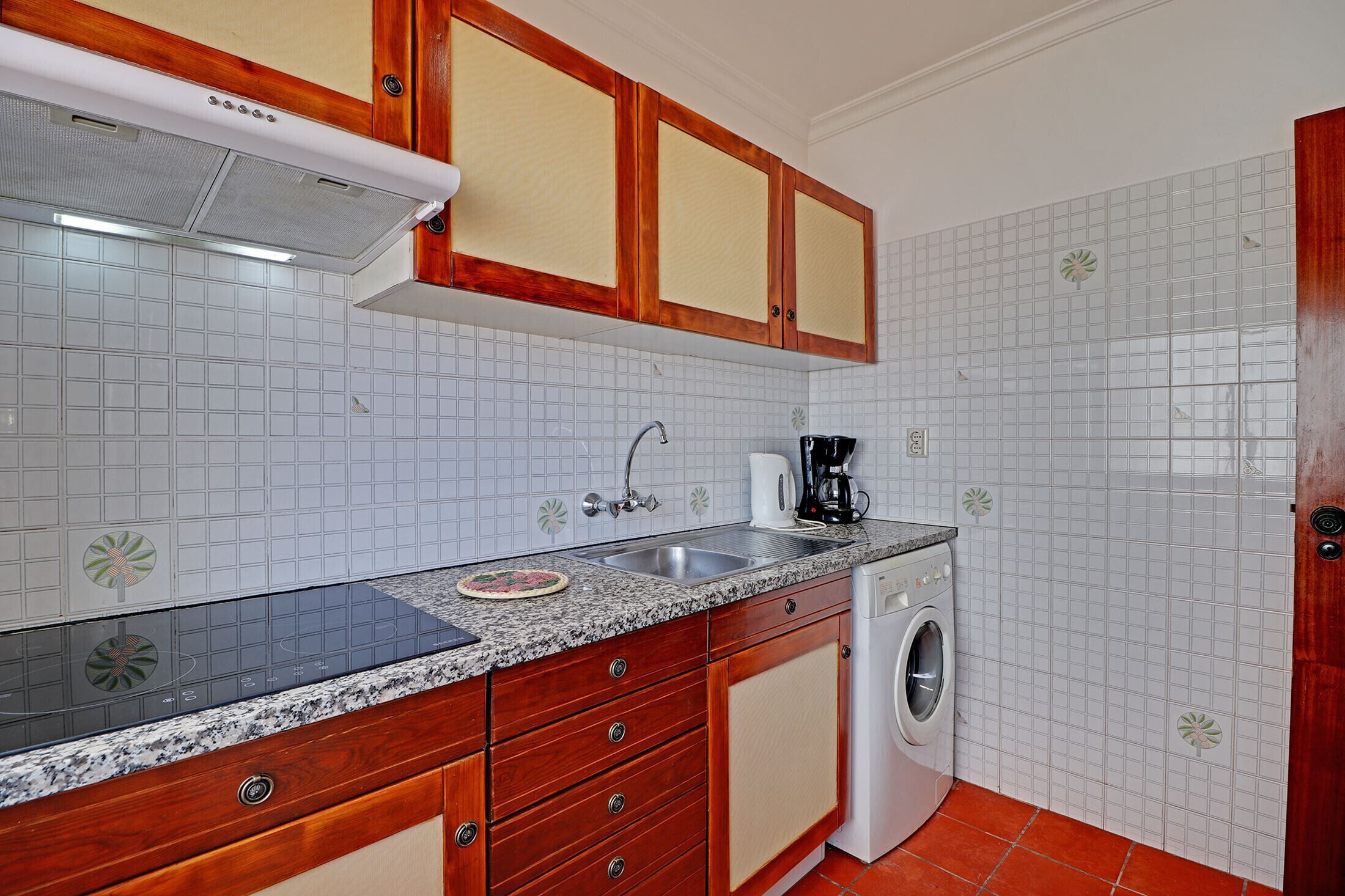 Kühlschrank, Mikrowelle, Ofen, Wasserkocher mit Kaffee-/Teezubehör