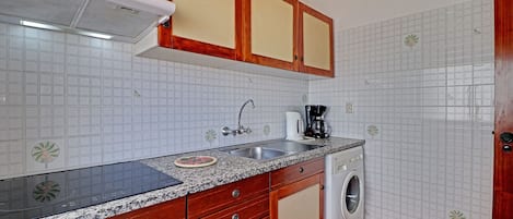 Refrigerador, microondas, horno y cafetera y tetera