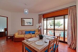 Dining - ALBUFEIRA BEACH 1 by HOMING (Albufeira)