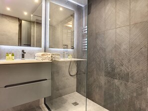 Douche, sèche-cheveux