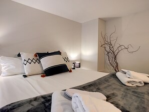 Rideaux occultants, fer et planche à repasser, Internet gratuit