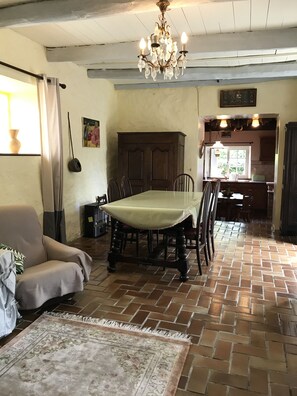 Dining - Detached Breton house 6 Pers quiet, garden, near Cote de Granit Rose (Rospez)