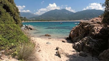 Plage à proximité, chaises longues, serviettes de plage