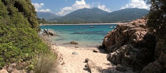 Private villa with swimming pool and jacuzzi overlooking the Gulf of Valinco