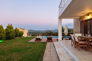 Outdoor dining - Dimokritos Villa II, a homestay experience (Aggeliana, Rethymno)