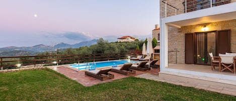 Piscine extérieure, chaises longues