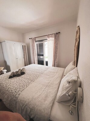 4 bedrooms, WiFi, bed sheets - Philip's Beach House (Ferrel)