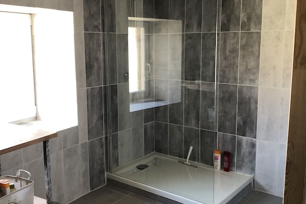 Ducha, secador de pelo, toallas