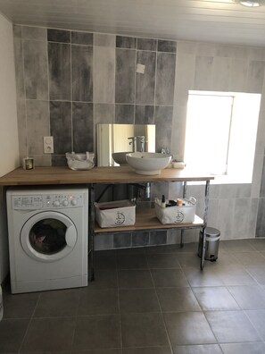 Shower, hair dryer, towels