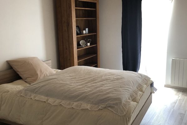 1 habitación, tabla de planchar con plancha y ropa de cama