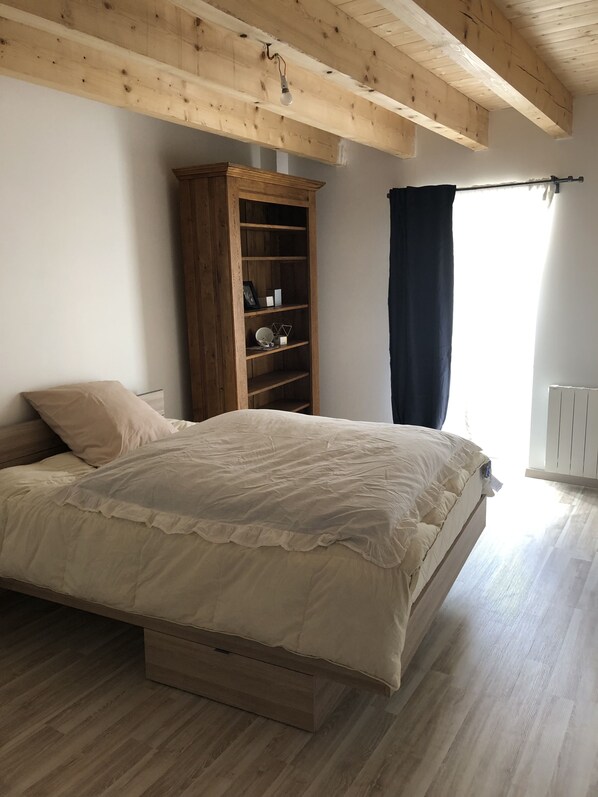 1 chambre, fer et planche à repasser, draps fournis