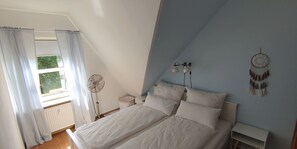 2 Schlafzimmer, Reisekinderbett, kostenloses WLAN, Bettwäsche