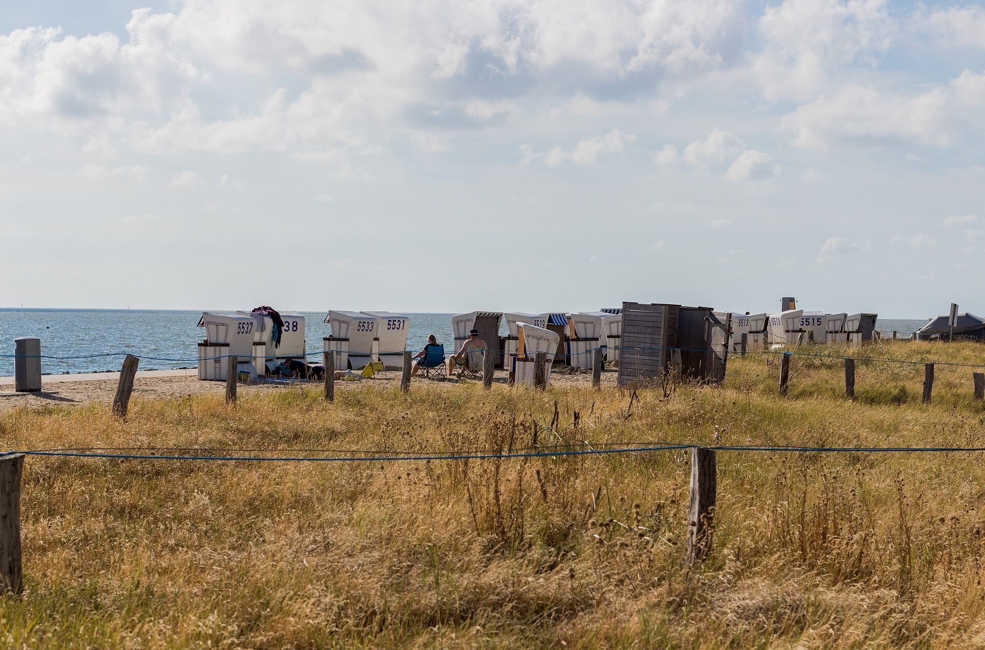 Beach huts numbered 5537, 5533, 5531, 5513, 5515, and 5519.