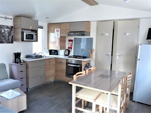 Fridge, microwave, oven, stovetop - 2-bedroom mobile home, sleeps 4 (Saint Jean de Monts)